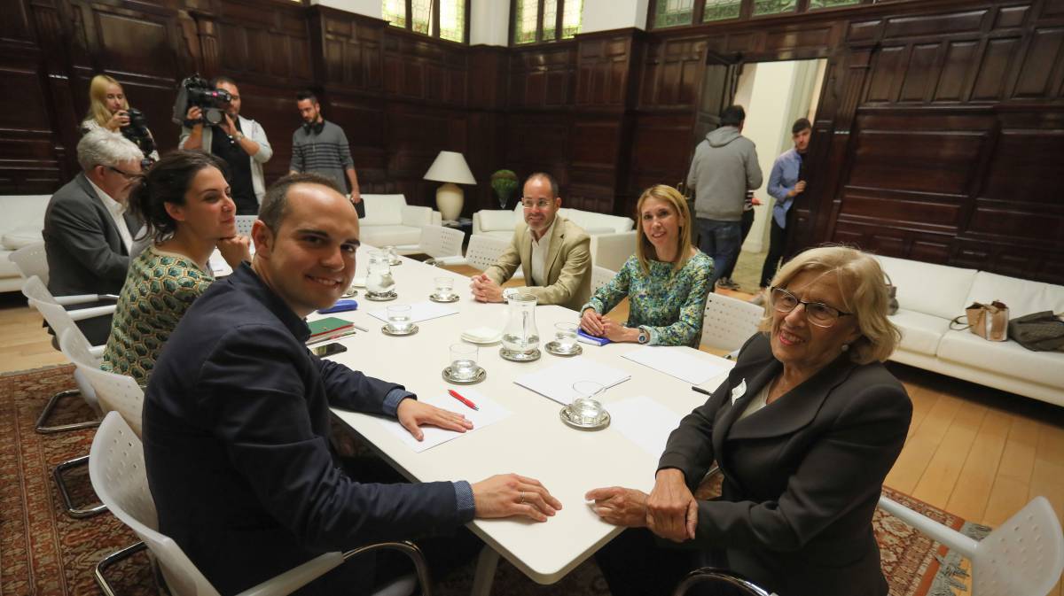La alcaldesa, en la reunión con los grupos municipales para decidir sobre la Operación Chamartín.