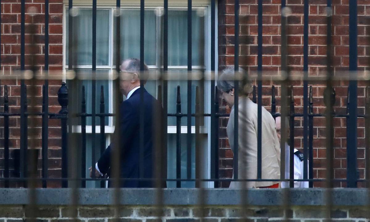Theresa May entra en su residencia de Downing Street, minutos antes de anunciar su dimisión como líder de los conservadores