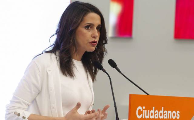 Ciudadanos rompe con Valls por el apoyo a Colau en Barcelona