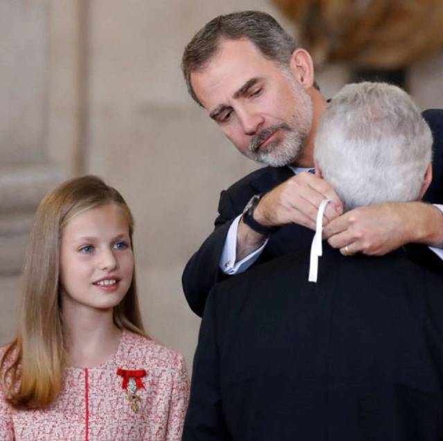 El rey Felipe VI, junto a la princesa Leonor, durante el acto de imposición de condecoraciones.rn