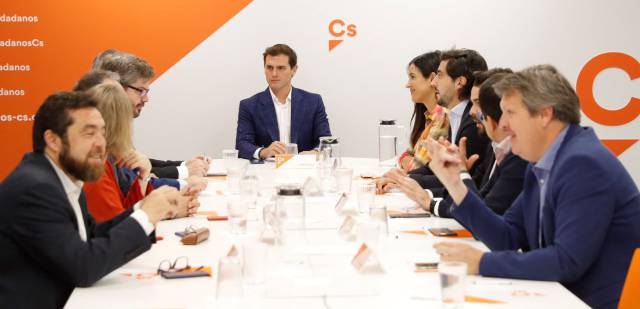Rivera asegura que Macron le ha “felicitado por sus pactos” e ignora a Valls