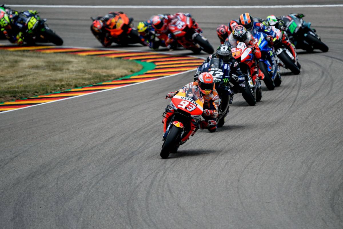 Márquez lidera la carrera.