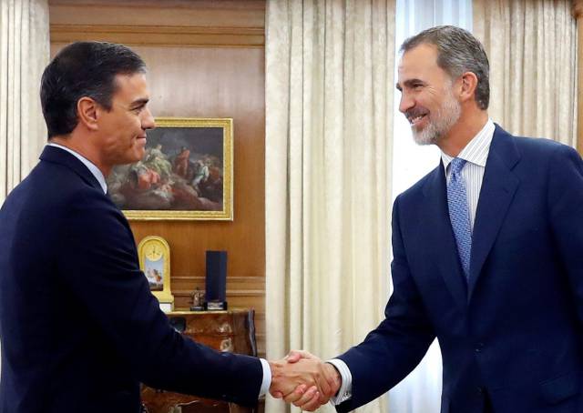 El presidente del Gobierno en funciones, Pedro Sánchez, saluda al rey Felipe VI a su llegada a Zarzuela.