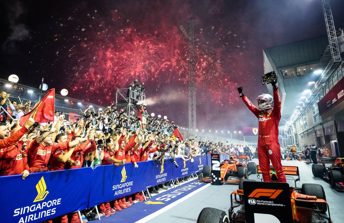 Vettel celebra su triunfo en Singapur.