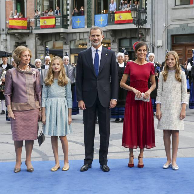 Los Reyes posan, con sus hijas, la princesa Leonor y la infanta Sofía, y la reina emérita doña Sofía.