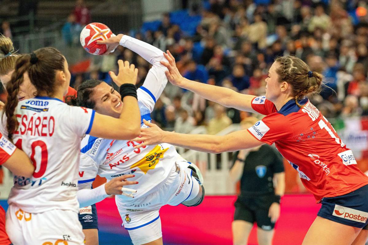 Kumamoto (Japan), 13122019.- Almudena Rodriguez Rodriguez (C) of Spain in action during the IHF Women's World Championship semi final match between Norway and Spain in Kumamoto, Japan, 13 December 2019. (Balonmano, Japón, Noruega, España) EFEEPAHIROSHI YAMAMURA
