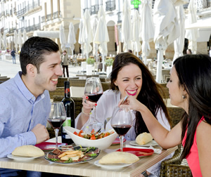 Gente comiendo en un restaurante