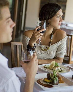 Gente comiendo en un restaurante