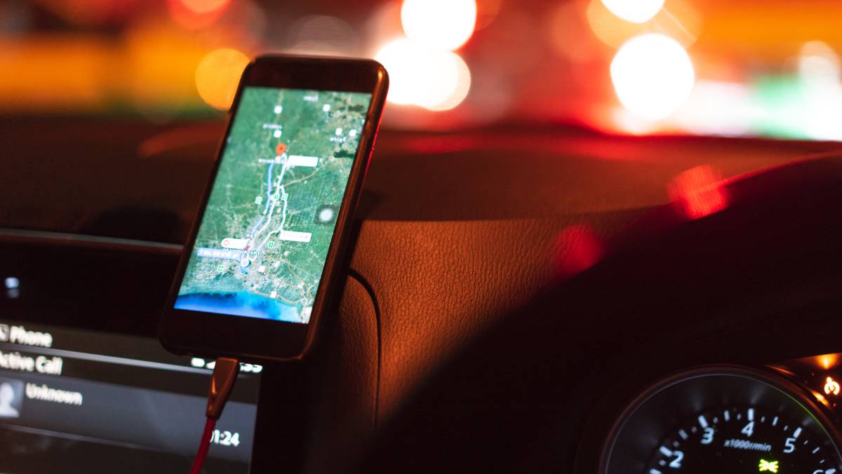 Un teléfono móvil en un coche.