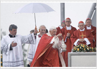 El Papa hace un llamamiento contra el relativismo cristiano en una misa bajo la lluvia en Varsovia