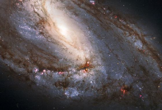 Imagen tomada por el telescopio espacial Hubble de la galaxia asimétrica M66