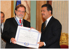 Juan Luis Cebrián, condecorado en República Dominicana por su aportación a la cultura