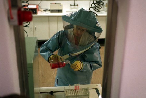 La microbióloga Pat Leman analiza muestras de tejido infectado con Ébola en el Instituto Nacional de Virología de Johannesburgo (Suráfrica).