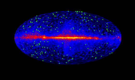 Localización de las 150 fuentes de rayos gamma utilizados como 'faros' en el estudio de la 'niebla' de luz estelar hecho por el telescopio 'Fermi', con el plano de la Vía Galaxia en el centro, en rojo y amarillo. / NASA / DOE / FERMI