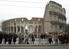Los romanos tratan de salvar el Coliseo del tráfico