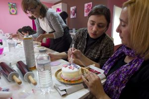 Mariló Flores, a la derecha en su taller de repostería en Málaga, defiende que la repostería genera refuerzos positivos.