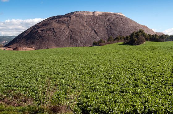 Montaña de residuos en Sallet generada por las minas de potasa.