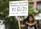 Escrache feminista contra los recortes en reproducción asistida