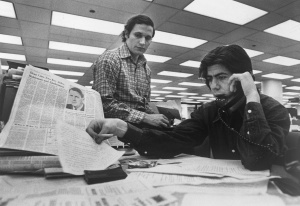Los reporteros Bob Woodward y Carl Bernstein (al teléfono), autores de los artículos sobre el 'caso Watergate'. Corbis