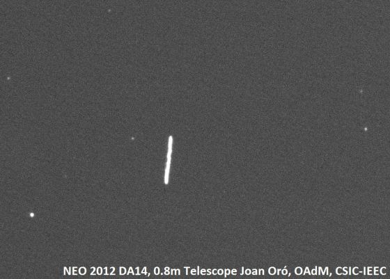 En sólo 3 segundos el asteroide 2012 DA14 dejó esta traza por su rápido movimiento sobre el fondo estelar en su aproximación a la Tierra . Imagen CCD del Telescopio Joan Oró.
