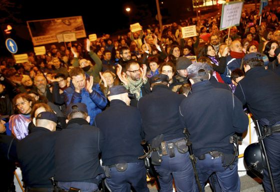 Manifestantes de camino al congreso del PP en Valladolid.