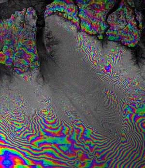 Los registros de radar del glaciar Petermann (en Groenlandia) captados por el satélite canadiense `Radatsat-2´, con un intervalo de 24 horas, permite apreciar<CF> el desplazamiento más rápido del hielo en el centro.