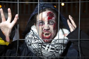 Una niña disfrazada de muerto viviente para el juego.