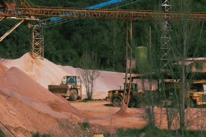Máquinas trabajando en la cantera el pasado jueves.