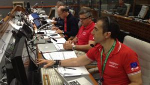 Ramón Torres, en primer plano, en la sala de control del lanzamiento del `Sentinel 1A´.