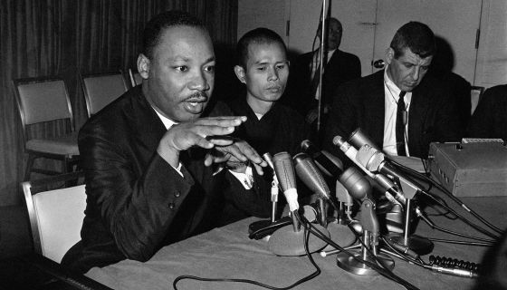 Martin Luther King junto a Thich Nhat Hanh, en 1966.
