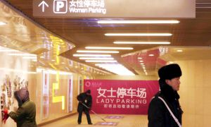 Las plazas para mujeres de este centro comercial de Shijiazhuang (norte de China) miden de ancho un metro más de lo normal para facilitar el aparcamiento.