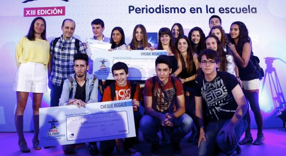 Eva Saiz, subdirectora de EL PAÍS (a la izquierda) con el equipo del instituto La Foia D’Elx (Elche) ganador del tercer premio.