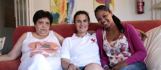 En un piso de acogida en Madrid: Rosa Pérez (izquierda), que espera un corazón para su hijo; Marta Gasca, de Cruz Roja, y Ana Tavárez, cuyo hijo ya ha sido trasplantado. Alvaro Garcia (EL PAÍS)