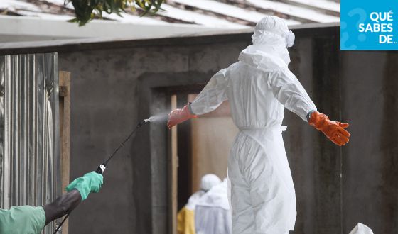Una enfermera con el equipo protector para el ébola (Liberia).