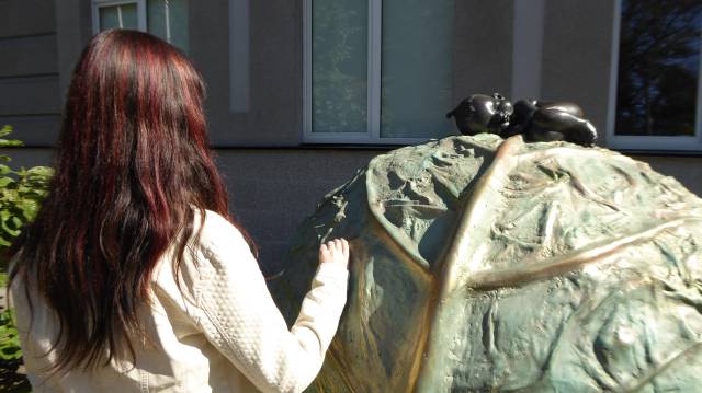 Milana, embarazada para terceros, en la clínica Ilaya en Kiev, junto a una escultura que alude a una leyenda local de que los niños surgen de un repollo.