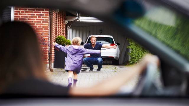 Una niña corre hacia su padre, en una imagen de archivo.