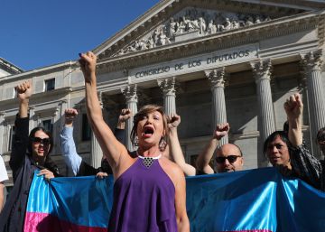 Activistas trans inician una huelga de hambre para exigir que se tramite su ley