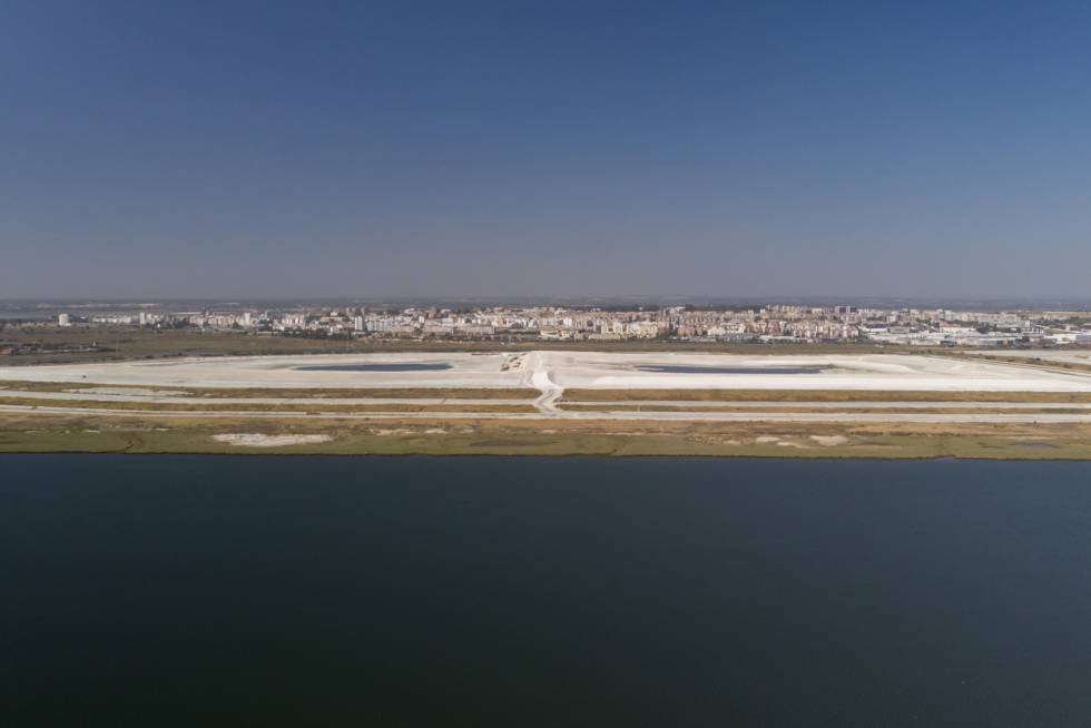 Balsas de fosfoyesos en el estuario del río Tinto, junto a la ciudad de Huelva.