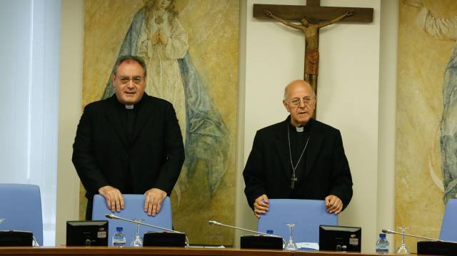 José María Gil Tamayo (izquierda), secretario general de la Conferencia Episcopal Española y Ricardo Blázquez, y presidente de la misma.