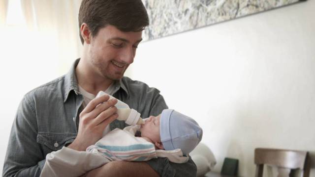 Un padre con su hijo.