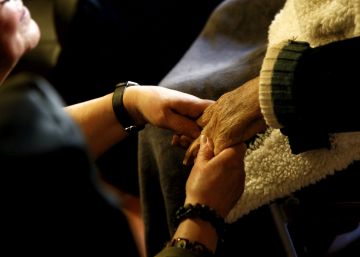 La renta lleva a los ricos a morir en casa y a los pobres en el hospital