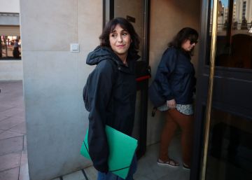 Juana Rivas entrega a sus hijos en una comisaría por orden judicial