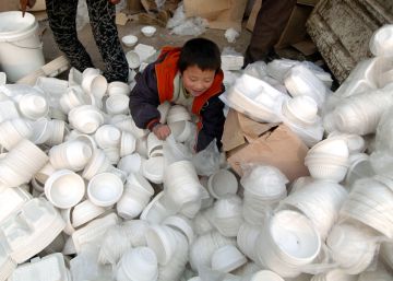 La comida rápida inunda de plástico las mesas chinas