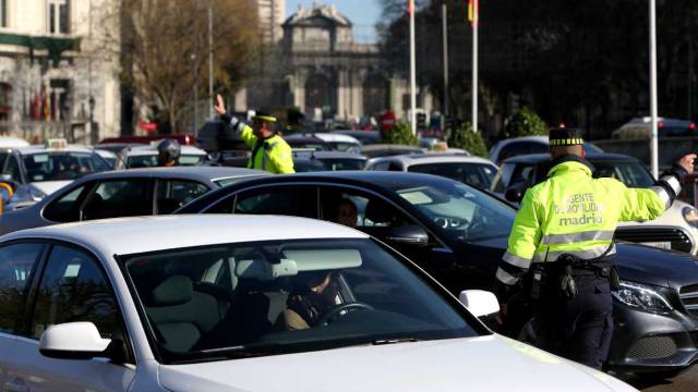 Agentes de movilidad dirigiendo los cortes de tráfico en Cibeles.
