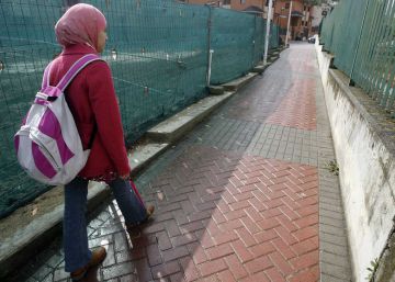 Un instituto concertado laico de Murcia prohíbe a una chica llevar hiyab