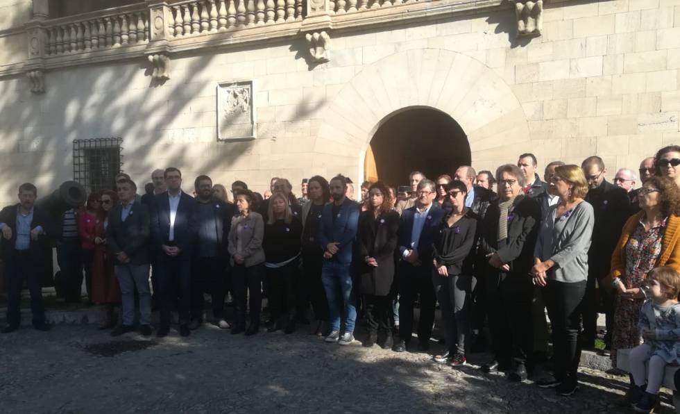 Minuto de silencio en el Consolat por la mujer asesinada.