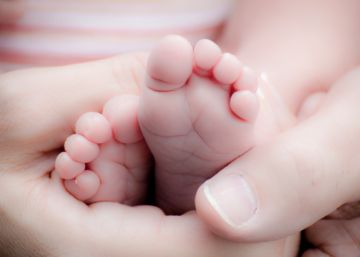 Spanish region pioneers skin-to-skin contact law for mother and newborn