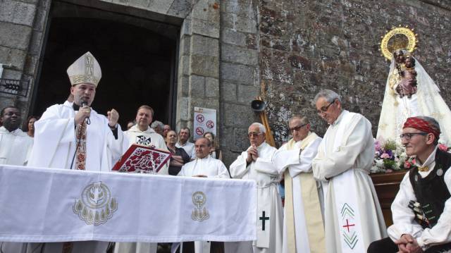 El obispo de Ciudad Rodrigo, Raúl Berzosa, actualmente en retiro temporal por razones personales, en una misa en 2015 en el santuario de la Virgen de la Peña de Francia.