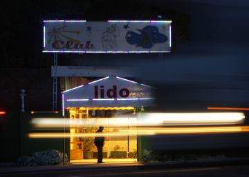 El PSOE propone cerrar los clubes y penar al cliente de la prostitución