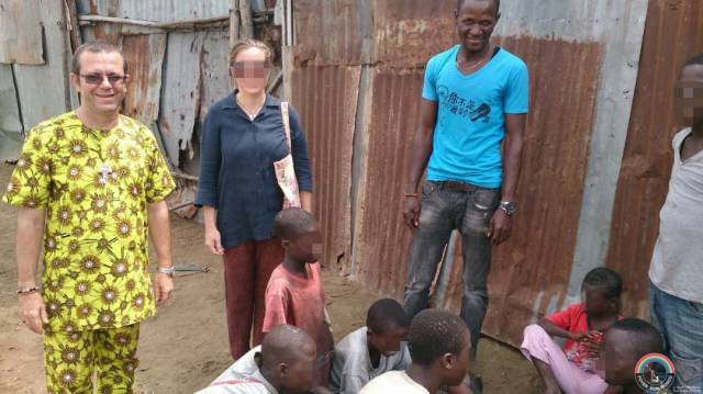 Juan José Gómez (izquierda) con varios niños.